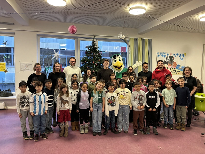Weder-Spieler und Schüler:innen der Grundschule Robinsbalje