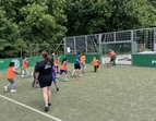 Volle Action beim Floorball – Die Kinder der dritten und vierten Klassen geben alles im Spiel um die meisten Punkte – natürlich immer fair!