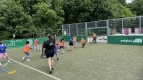 Volle Action beim Floorball – Die Kinder der dritten und vierten Klassen geben alles im Spiel um die meisten Punkte – natürlich immer fair!