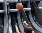 Treffsicher unterwegs – Mit viel Konzentration und Freude am Spiel versuchten die Kinder, beim Basketballwurf Punkte für die Schule zu sammeln.