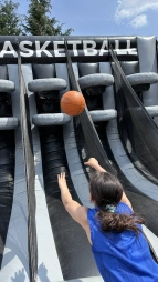 Treffsicher unterwegs – Mit viel Konzentration und Freude am Spiel versuchten die Kinder, beim Basketballwurf Punkte für die Schule zu sammeln.