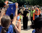 Start mit Spannung – Zu Beginn des TriXitt-Tages versammelten sich alle Kinder zur Begrüßung, wurden in Teams eingeteilt und erfuhren, was sie an diesem besonderen Sporttag erwartet.