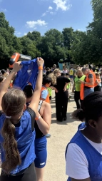 Start mit Spannung – Zu Beginn des TriXitt-Tages versammelten sich alle Kinder zur Begrüßung, wurden in Teams eingeteilt und erfuhren, was sie an diesem besonderen Sporttag erwartet.