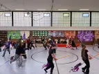 Die Hexen wirbelten mit viel Energie und fantasievollen Kostümen über die Bühne